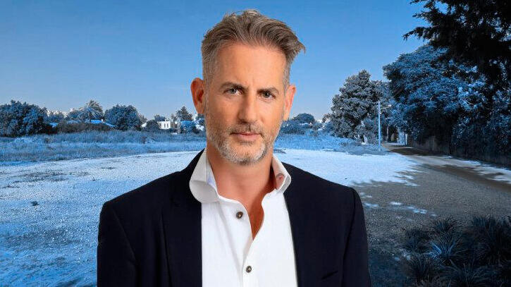 עו"ד רן ברא"ז על רקע המגרש בהוד השרון (צילום: רז רוגובסקי) עו"ד רן בראז על רקע המגרש בהוד השרון