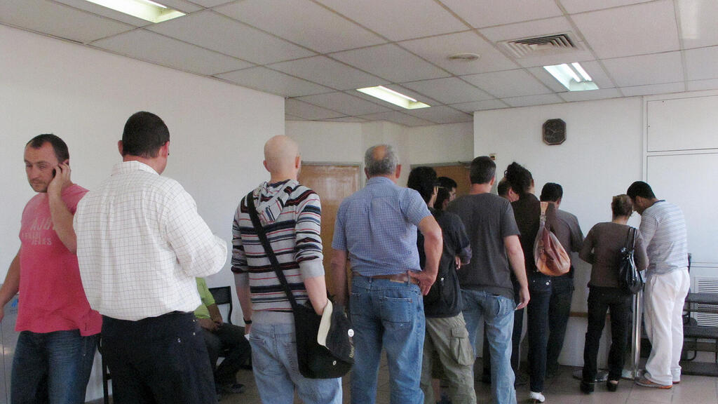 אנשים מחכים ב תור ב בית משפט ל תעבורה ב תל אביב בית המשפט לתעבורה