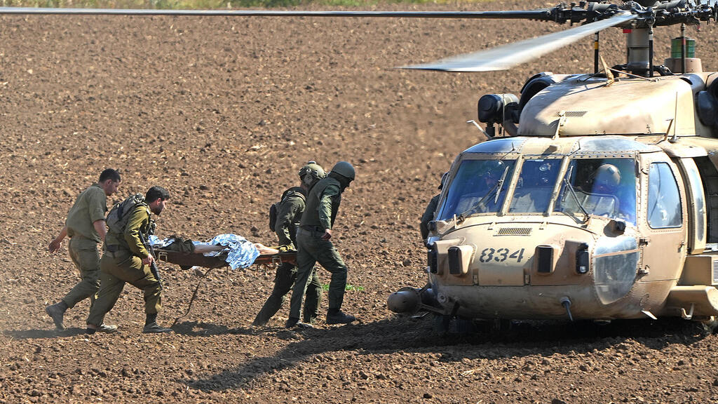פינוי פצוע במהלך המלחמה (צילום: אפי שריר) פינוי פצועים במהלך מלחמת חרבות ברזל