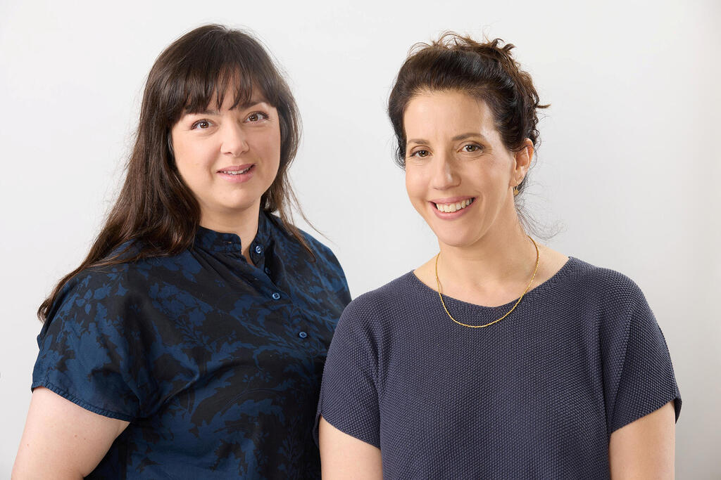 האוצרות נגה שי־שרברק (מימין) ומור חיימוביץ': "לא באנו לחנך אלא לייצר פרספקטיבה. הצורך לתקשר תמיד היה. גם האדם הקדמון הבעיר אש לשלוח מסר" (צילום: ינאי יחיאל) מימין נגה שי שרברק ו מור חיימוביץ אוצרות התערוכה שווה לחכות במוזיאון ארץ ישראל פנאי