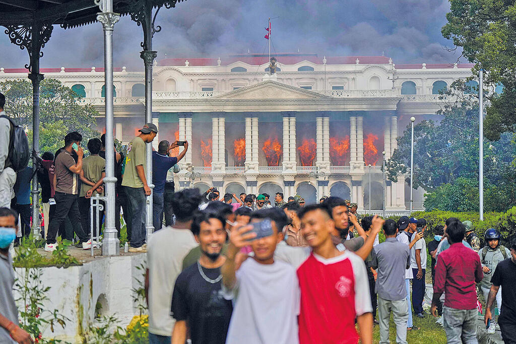 מפגינים ב נפאל בסלפי  מול בית ראש הממשלה הבוער
