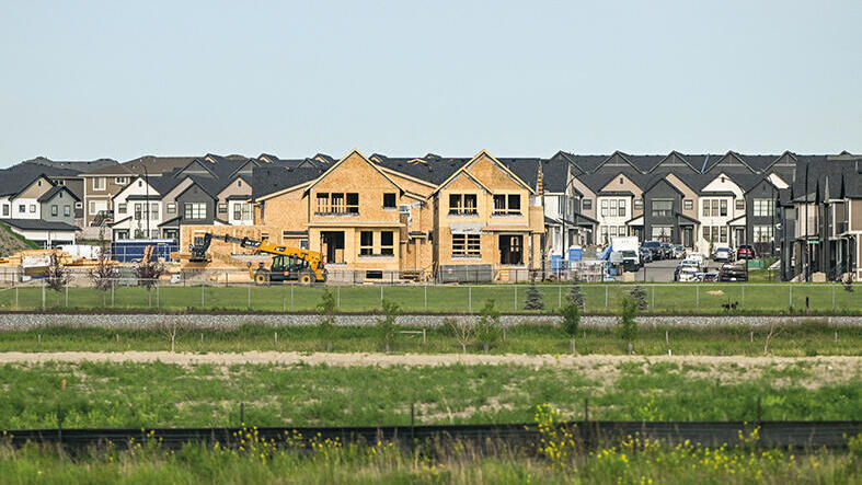 בתים בבנייה בקלגרי קנדה (צילום: AFP/ Artur Widak) בתים בבנייה ב קלגרי קנדה