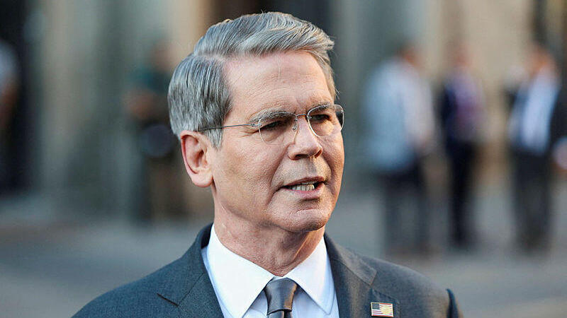 שר האוצר של ארה"ב סקוט בסנט (צילום: REUTERS/Violeta Santos Moura) שר האוצר של ארה"ב סקוט בסנט 2 בשיחות הסחר עם סין במדריד 15.9.25