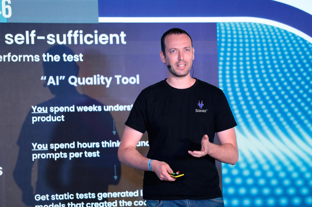 ארקדי פוקזון, מנכ"ל SaolaAI. "כיום, AI מייצר קוד וגם בוחן אותו. נתנו לשועל לשמור על לול התרנגולות" (צילום: אוראל כהן) ועידת לונדון - ארקדי פוקזון מנכ"ל SaolaAI