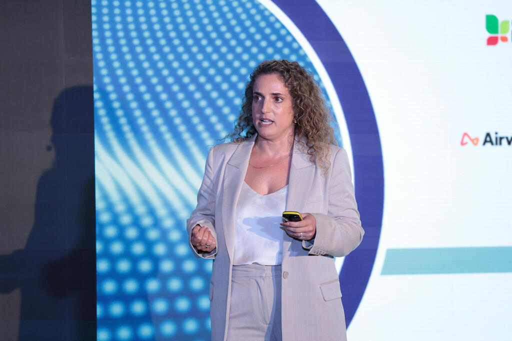 מייסדת ומנכ"לית AskIt, לוטן מגל. "אנחנו יוצרים אוכלוסיות סינטיות שחוזות ומבצעת אינטראקציה קבועה 24/7, וזה עובד" (צילום: אוראל כהן) ועידת לונדון 2025 - לוטן מגל מנכ"ל ומייסד משותף AskIt