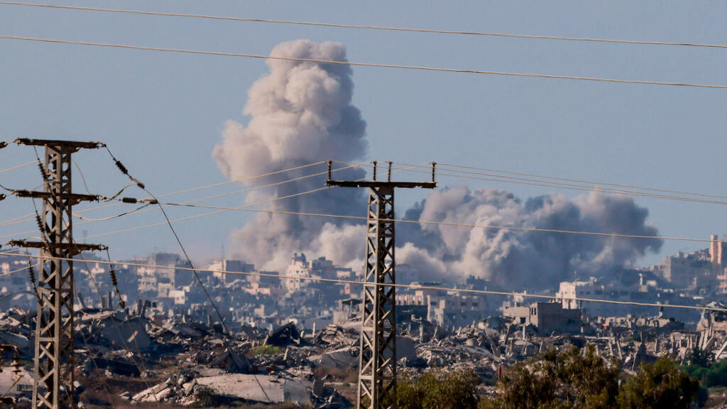 הפצצות צה"ל בעזה (צילום: Menahem Kahana / AFP) הפצצות צה"ל עזה