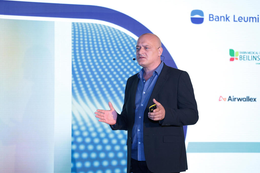 מייסד Seemore Data, אריאל אוטניק. "עוזרים ללקוחות לחסוך 30% מעלויות הדאטה שלהם" (צילום: אוראל כהן) ועידת לונדון 2025 - אריאל אוטניק מייסד שותף Seemore Data