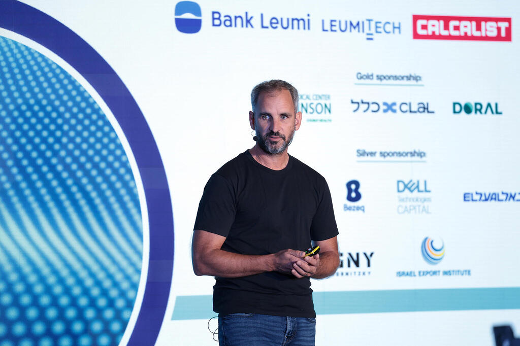אריאל דן, מנכ"ל Qualifire. "המודל הראשון שהשקנו זכה ליותר מ-500 אלף הורדות בתוך חודש" (צילום: אוראל כהן) ועידת לונדון 2025 - אריאל דן מנכ"ל Qualifire