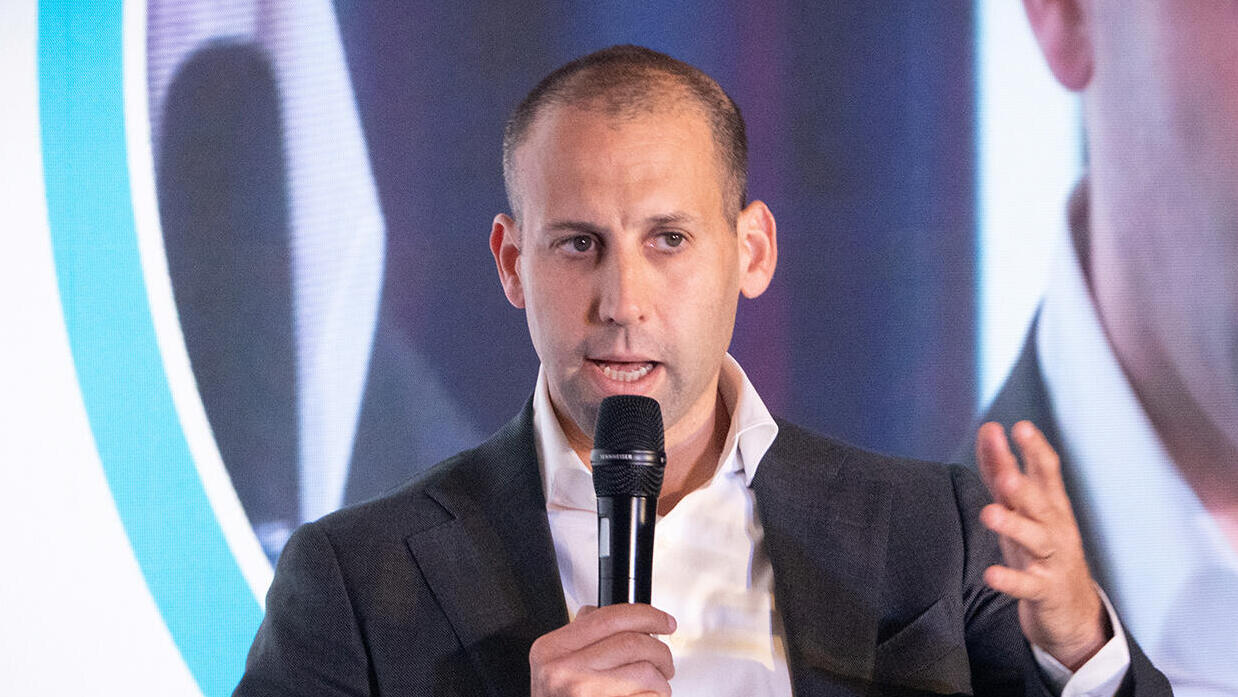 ועידת לונדון 2025 - תומר ראב"ד יו"ר קבוצת בזק