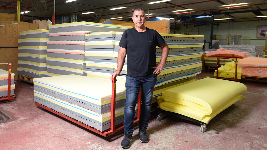 מנכ”ל הולנדיה אבי ברססט בחנות של הרשת. יירד מאחזקה של 25% ל־23% (צילום: אבי רוקח) אבי ברססט מנכל מפעל הולנדיה ב שדרות