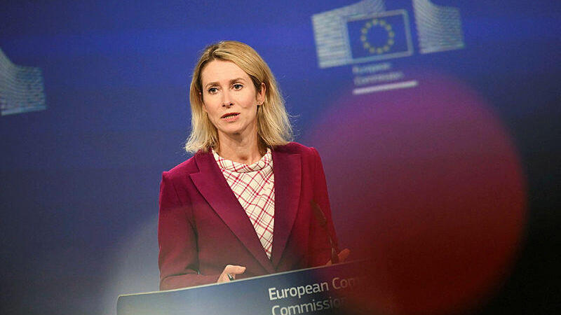 שרת החוץ של האיחוד האירופי קאיה קאלאס. הצעה סדורה של צעדים כלכליים, פוליטיים וסמליים נגד ישראל (צילום: Nicolas TUCAT / AFP)) קאיה קאלאס שרת החוץ של האיחוד האירופי סגנית נשיא הנציבות האירופית במסיבת עיתונאים על הסנקציות נגד ישראל 17.9.25