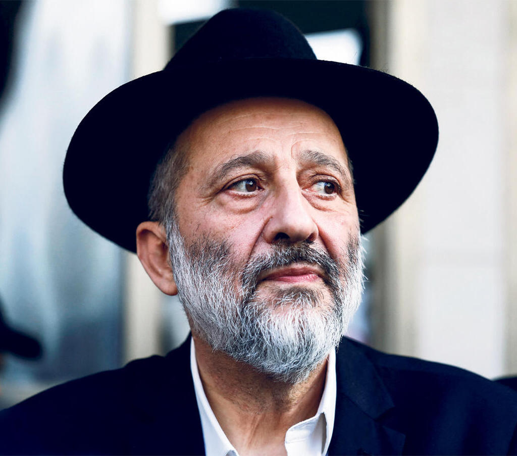 אריה דרעי. הפשקווילים בהפגנה האשימו אותו בכך שהחוק שהוא מקדם ישלח את הספרדים לצבא, וישאיר את האשכנזים בישיבה ( צילום: REUTERS/ Nir Elias) מגזין 100 משפיעים ומשפיעות 2025 אריה דרעי ח"כ ומנהיג ש"ס