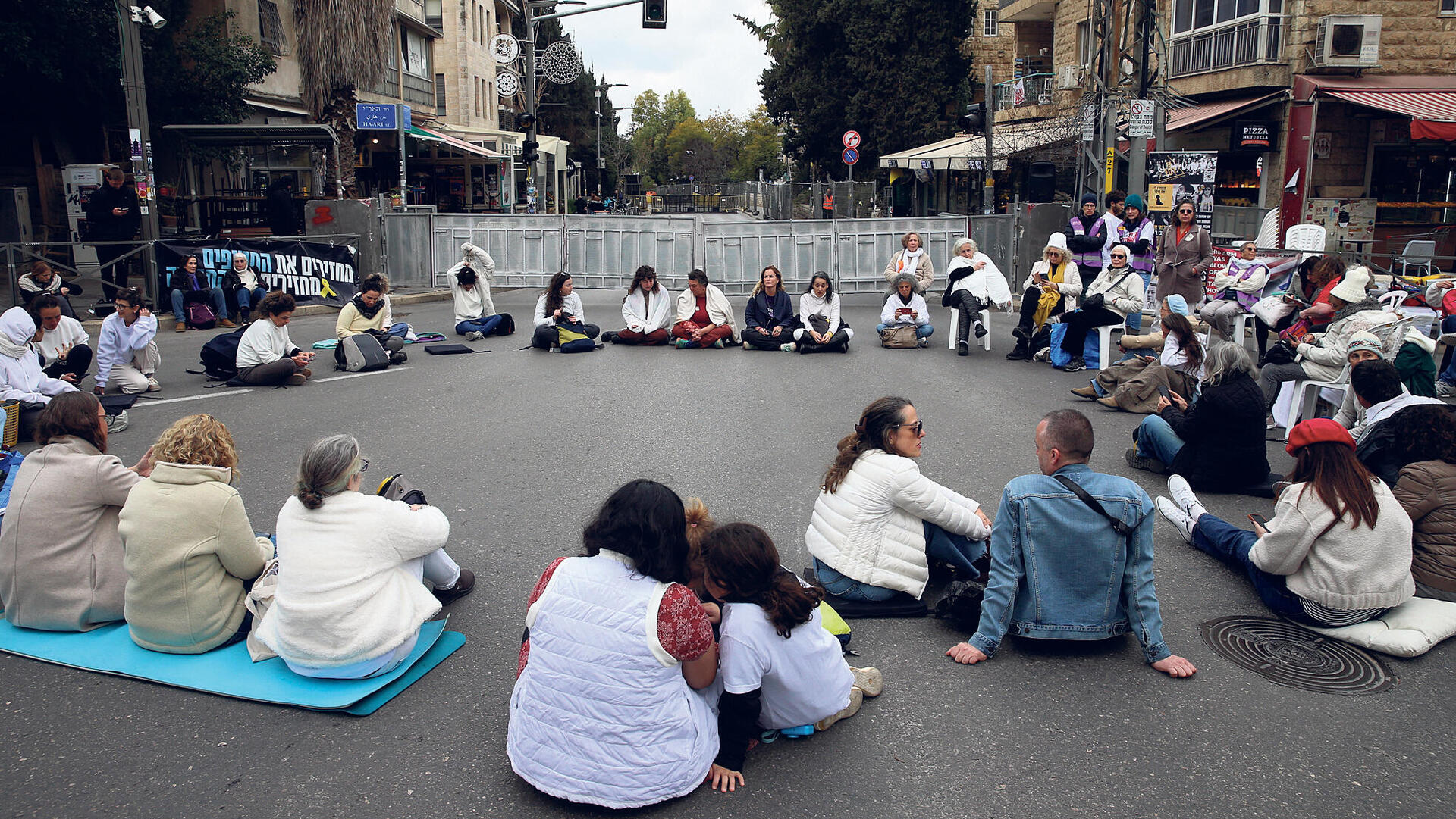 מגזין 100 משפיעים ומשפיעות 2025 משמרת 101 סמוך לכיכר החטופים