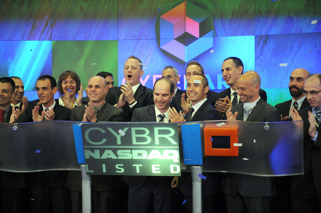 מגזין 100 משפיעים ומשפיעות 2025 מייסד ועובדי סייברארק פותחים את המסחר בנאסד"ק