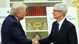 מגזין 100 משפיעים ומשפיעות 2025 טים קוק מנכ"ל אפל ו דונלד טראמפ