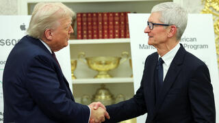 מגזין 100 משפיעים ומשפיעות 2025 טים קוק מנכ"ל אפל ו דונלד טראמפ