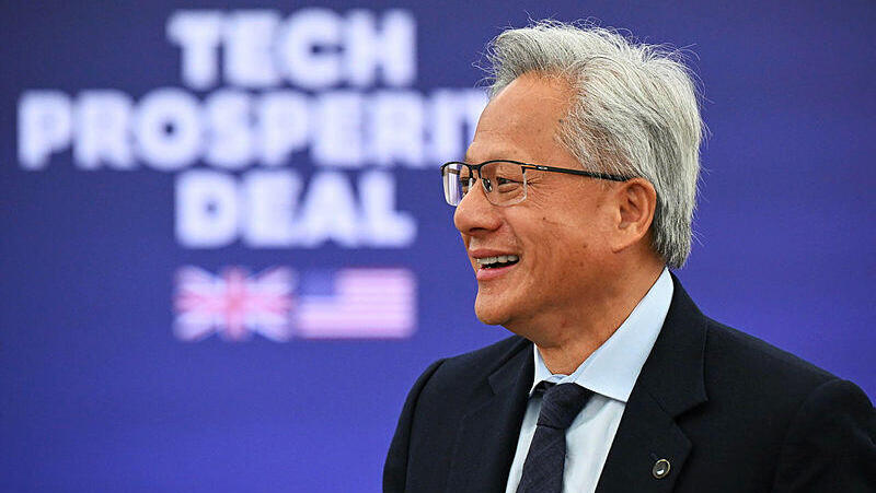 מנכ"ל אנבידיה ג'נסן הואנג במסיבת עיתונאים בבריטניה עם הנשיא טראמפ וראש הממשלה הבריטי קיר סטארמר