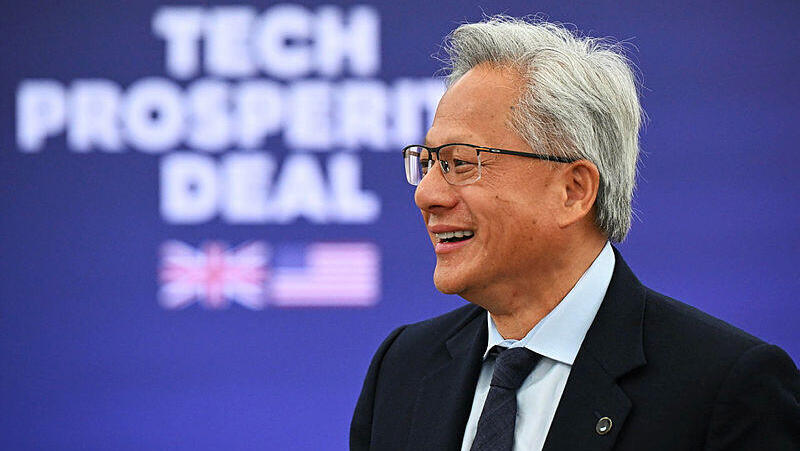 מנכ"ל אנבידיה ג'נסן הואנג במסיבת עיתונאים בבריטניה עם הנשיא טראמפ וראש הממשלה הבריטי קיר סטארמר