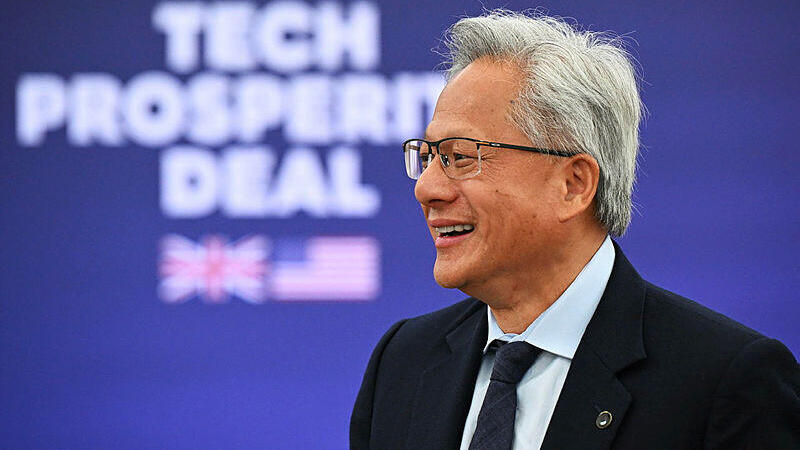 מנכ"ל אנבידיה ג'נסן הואנג (צילום: Leon Neal/Pool via REUTERS) מנכ"ל אנבידיה ג'נסן הואנג במסיבת עיתונאים בבריטניה עם הנשיא טראמפ וראש הממשלה הבריטי קיר סטארמר