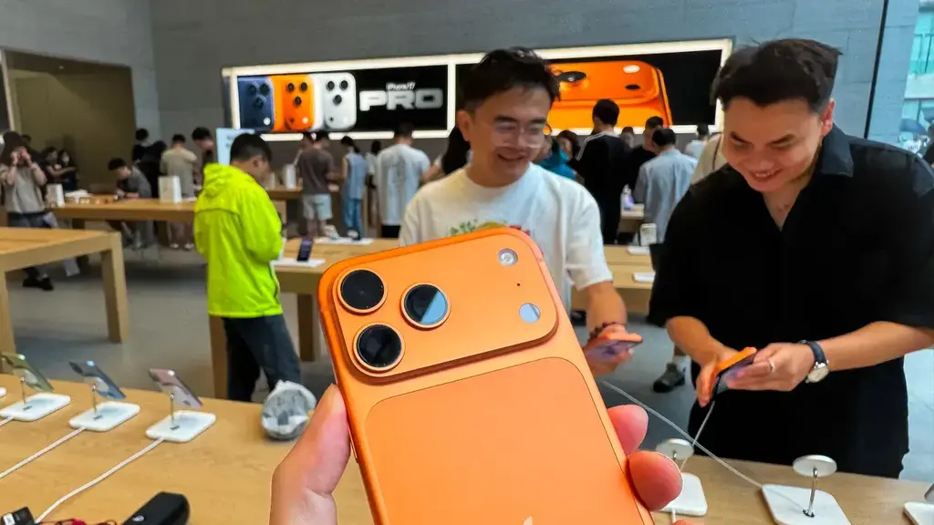 לקוחות עם אייפון 17 פרו מקס של אפל סין