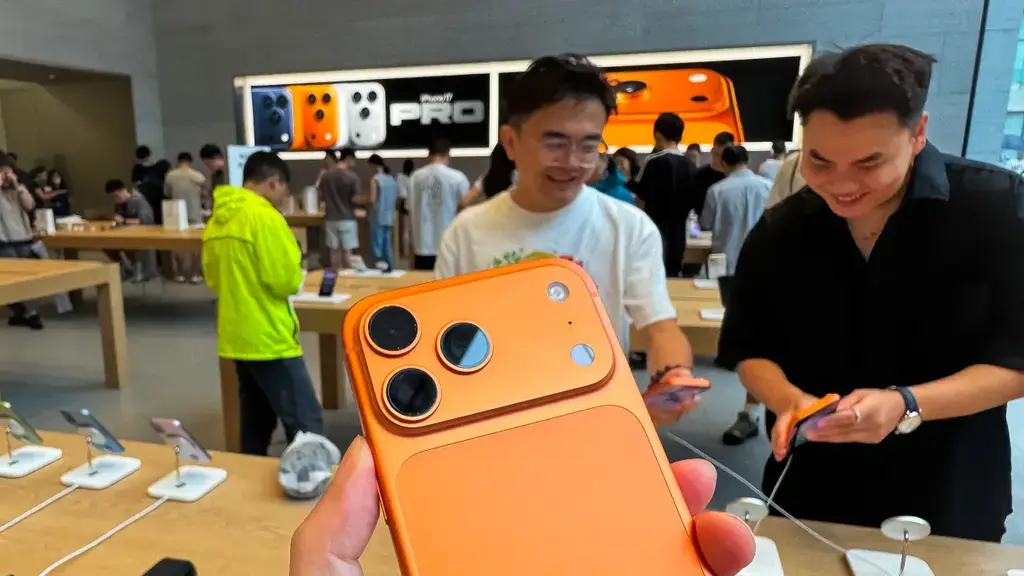 לקוחות עם אייפון 17 פרו מקס של אפל סין