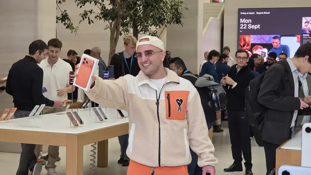 לקוח מציג לראווה את ה אייפון 17 החדש שלו בחנות ברחוב רג'נט ב לונדון אפל