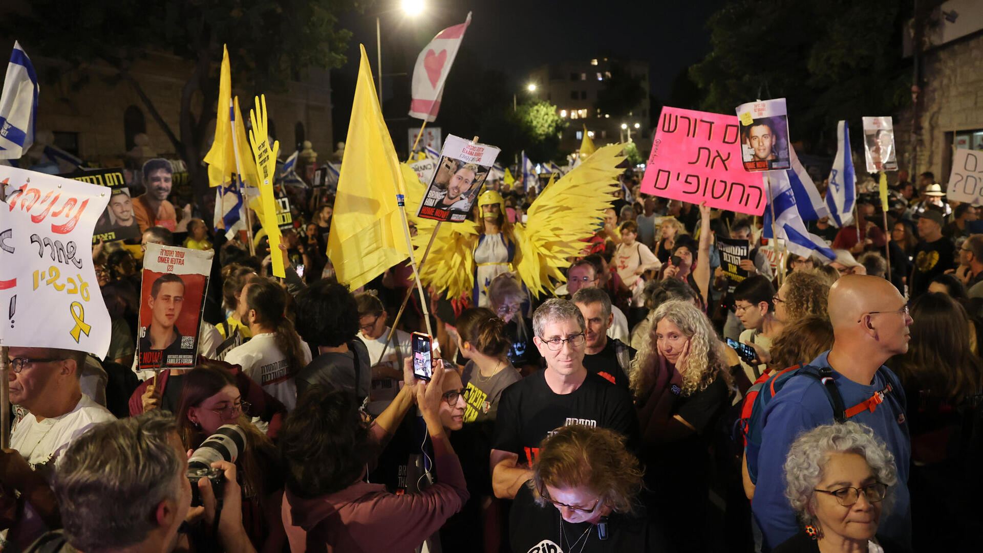 עצרת בקריאה לשחרור חטופים בירושלים, כיכר פריז בהשתתפות: שורד השבי יאיר הורן, עינב צנגאוקר, מישל אילוז, אופיר ברסלבסקי וענת אנגרסט