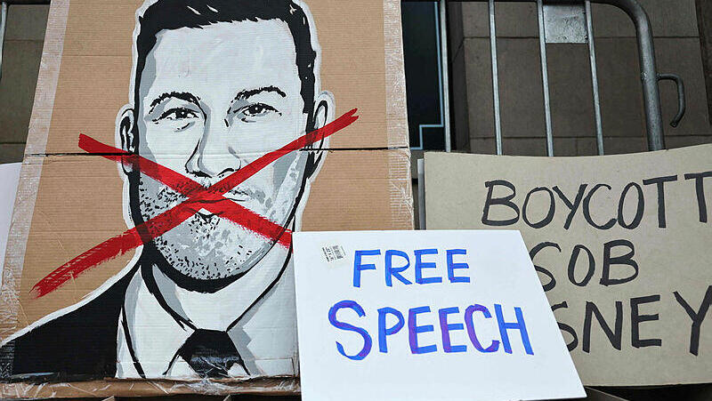 הפגנה בלוס אנג'לס מול האולפן בו מצולמת התוכנית של ג'ימי קימל שהורדה מהאוויר 18.9.25