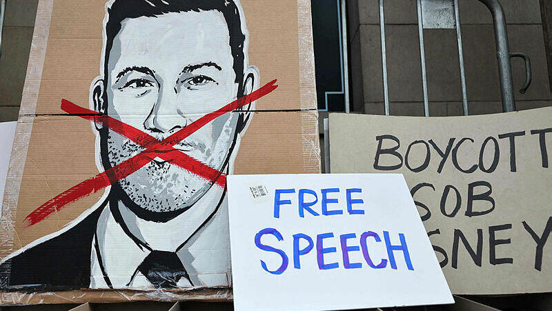 הפגנה בלוס אנג'לס מול האולפן בו מצולמת התוכנית של ג'ימי קימל שהורדה מהאוויר 18.9.25