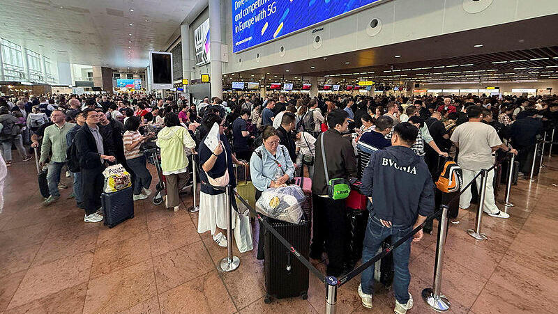 תורים ארוכים ב נמל התעופה נמל תעופה ב בריסל בעקבות מתקפת סייבר 20.9.25