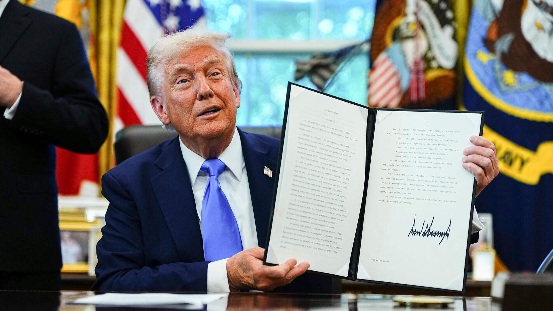 נשיא ארה"ב דונלד טראמפ חתם על צו לגביית אגרה של 100 אלף דולר לויזות הייטק H-1B ויזות ויזה 19.9.25