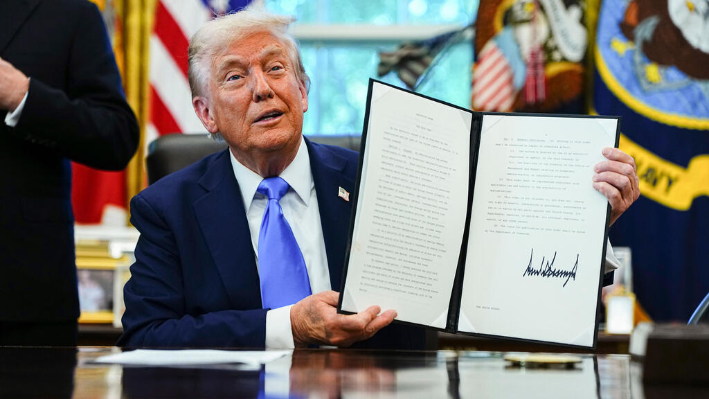 נשיא ארה"ב דונלד טראמפ חותם בשנה שעברה על צו לגביית אגרה של 100 אלף דולר לויזות H-1B (צילום: בלומברג) נשיא ארה"ב דונלד טראמפ חתם על צו לגביית אגרה של 100 אלף דולר לויזות הייטק H-1B ויזות ויזה 19.9.25