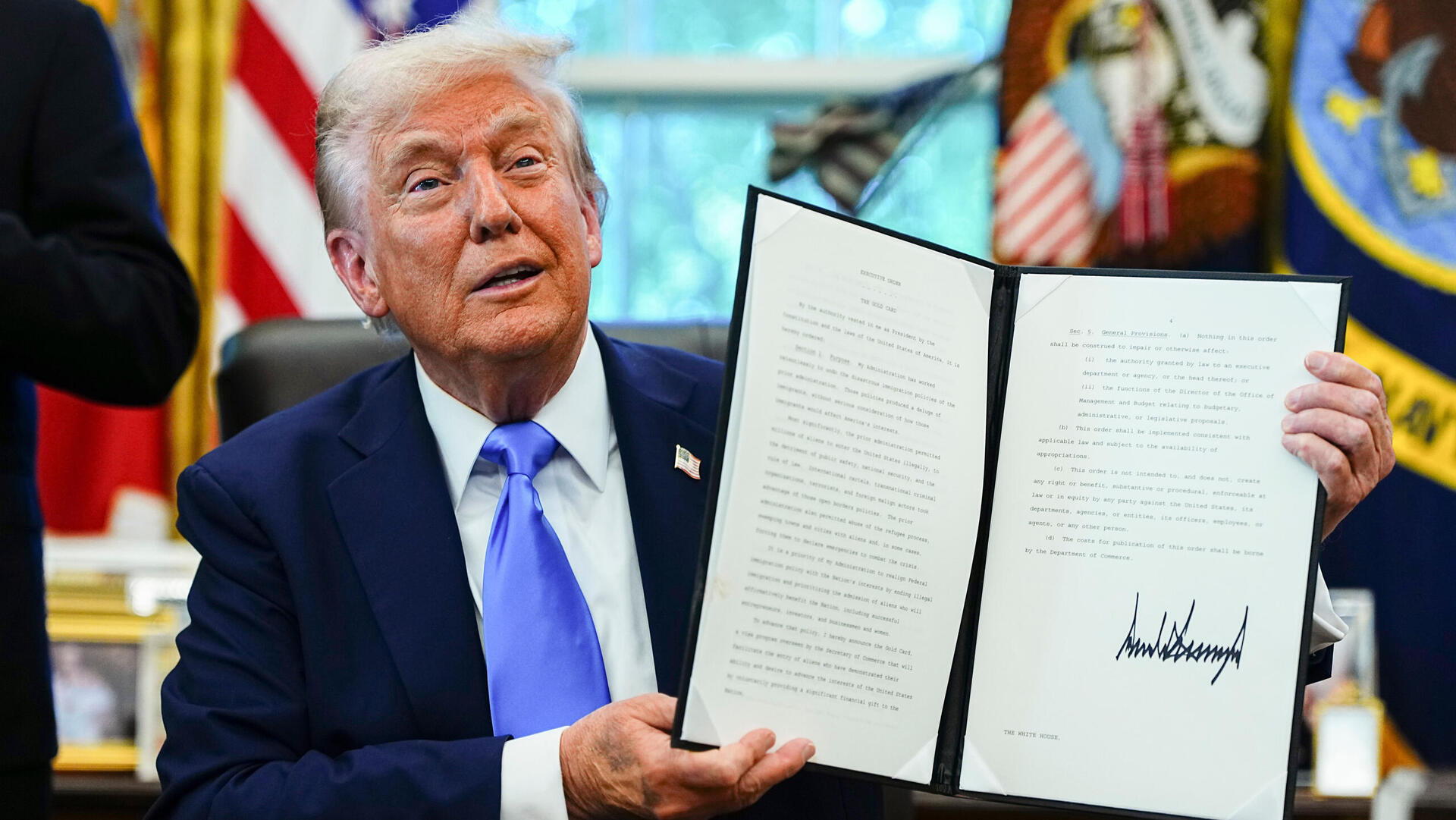 נשיא ארה"ב דונלד טראמפ חתם על צו לגביית אגרה של 100 אלף דולר לויזות הייטק H-1B ויזות ויזה 19.9.25