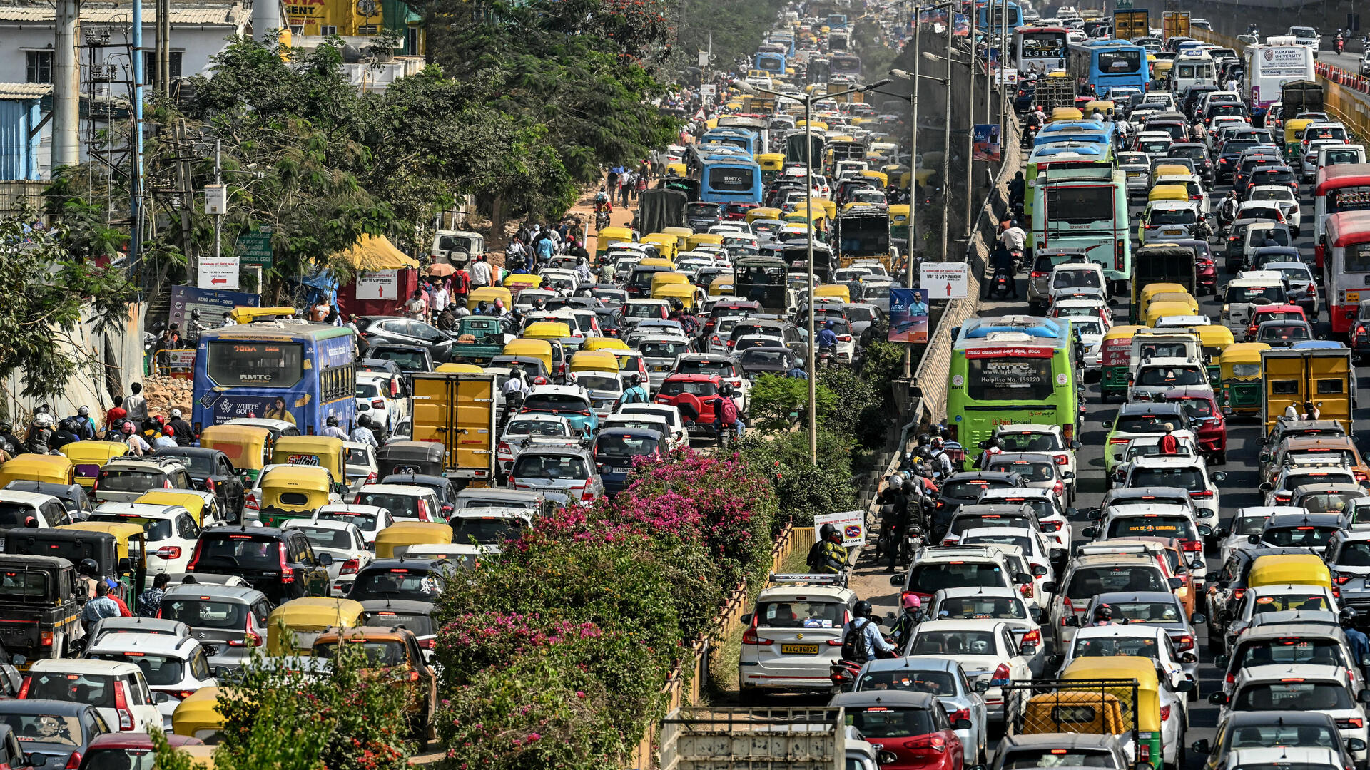פקקים בכביש הטבעת של בנגלורו, פברואר. נסיעה של 15 ק"מ יכולה להימתח לכדי ארבע שעות