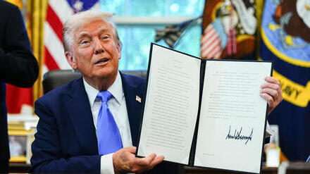 טראמפ חותם על צו לגביית אגרה של 100 אלף דולר על הוויזות, בספטמבר (Bloomberg) נשיא ארה"ב דונלד טראמפ חתם על צו לגביית אגרה של 100 אלף דולר לויזות הייטק H-1B ויזות ויזה 19.9.25