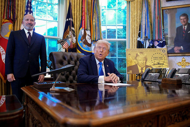 נשיא ארה"ב דונלד טראמפ ו שר המסחר הווארד לוטניק מכריזים על ויזת זהב ויזת הזהב 19.9.25