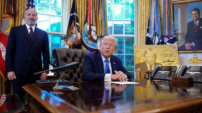 נשיא ארה"ב דונלד טראמפ ו שר המסחר הווארד לוטניק מכריזים על ויזת זהב ויזת הזהב 19.9.25