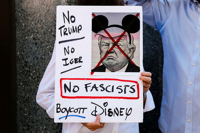 הפגנה מול מטה ABC של דיסני בניו יורק נגד הורדת התוכנית של ג'ימי קימל 19.9.25