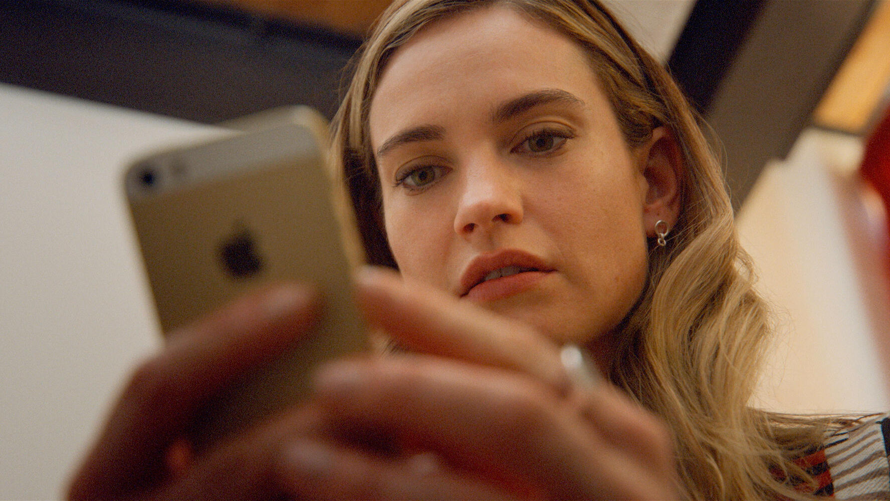 פנאי לילי ג'יימס כ וולף הרד ב Swiped  