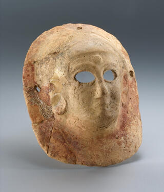 מסכה מחרס מתקופת "ברזל ב" שנמצאה בנמל אכזיב. הרבה חפצים, מעט תחושה של בני אדם