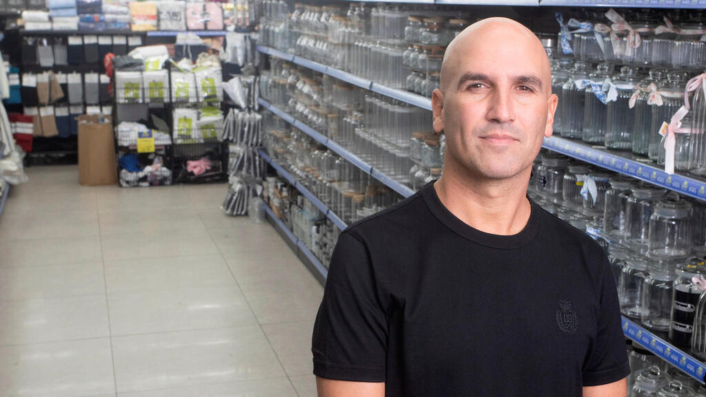 אדיר ונונו, מבעלי זול סטוק. לפני החזרה לבית הספר ובחג פורים חנויות הדיסקאונט נהנות מתנועה ערה במיוחד (צילום: גיל נחושתן) אדיר ונונו מבעלי זול סטוק