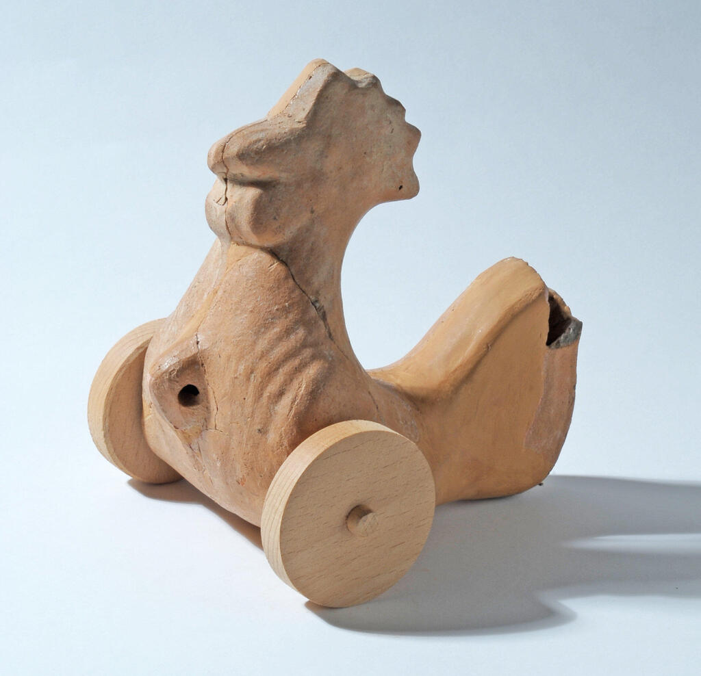 צעצוע גרירה של תרנגול חרס מהתקופה הרומית התיכונה, שנמצא בערערה. הכי כיף במשחקים