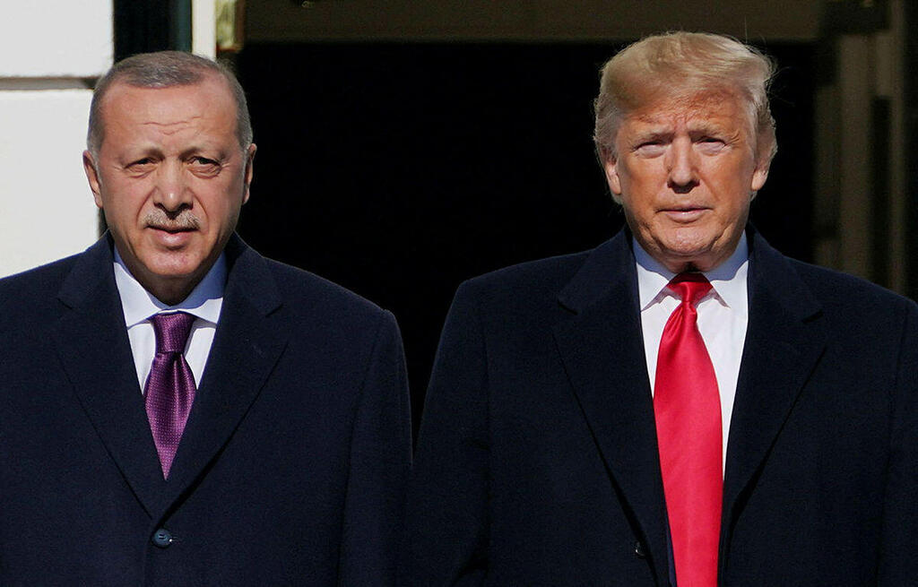 טראמפ וארדואן ב-2019 (צילום: MANDEL NGAN / AFP) נשיא ארה"ב דונלד טראמפ ו נשיא טורקיה רג'פ טאיפ ארדואן בפגישה ב-2019