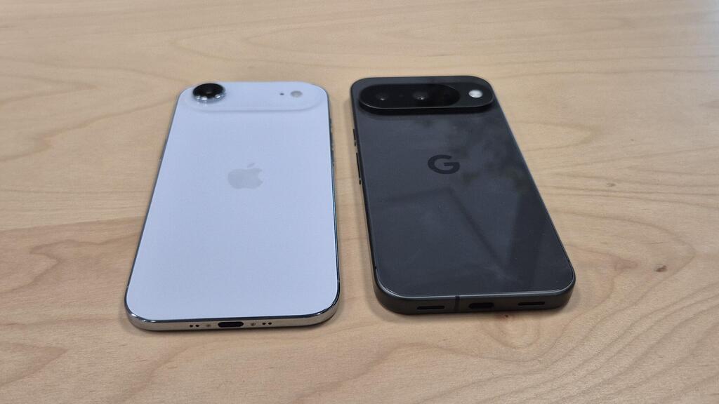 למדו משהו מגוגל? מימין פיקסל 10, משמאל אייפון Air (צילום: איתי שמושקוביץ) אייפון Air מול פיקסל 10