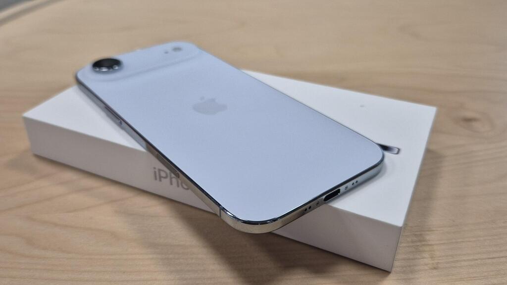 אפל בחרו בעיצוב שונה (צילום: איתי שמושקוביץ) אייפון Air מצלמה