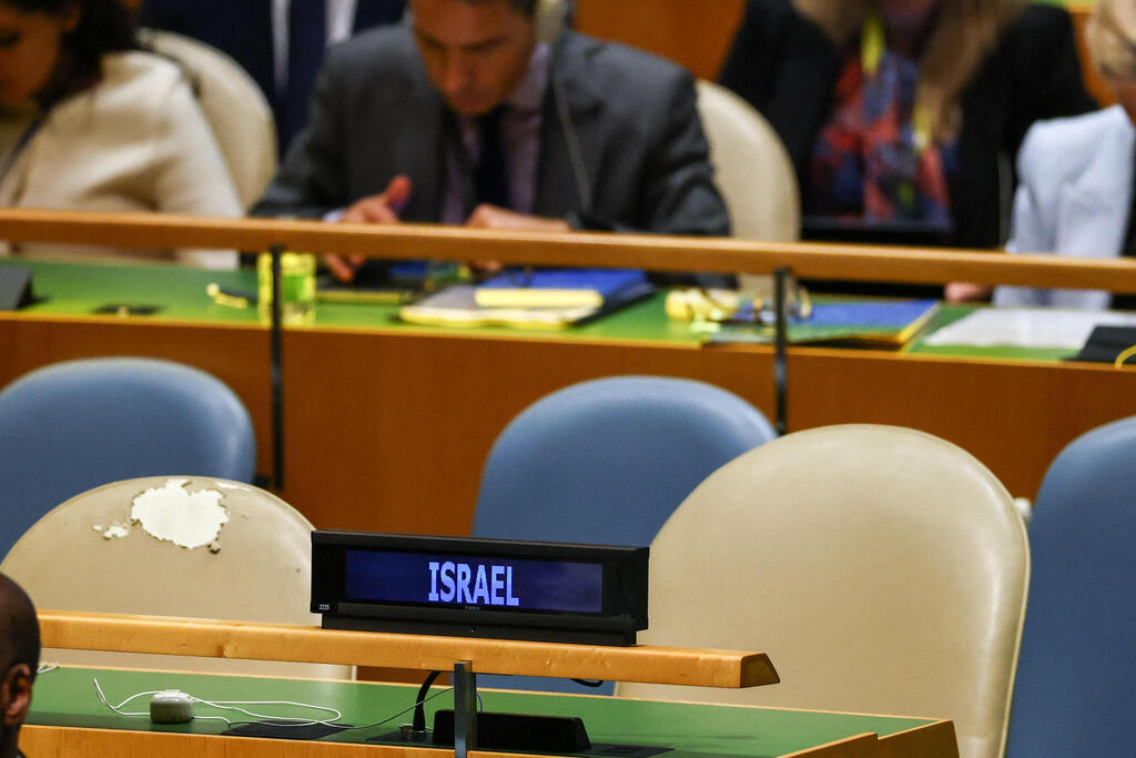 המושב הריק של ישראל (צילום: Angela WEISS / AFP) מושב ישראל באו"ם ריק בעצרת בה הכירה צרפת ב מדינה פלסטינית 23.9.25