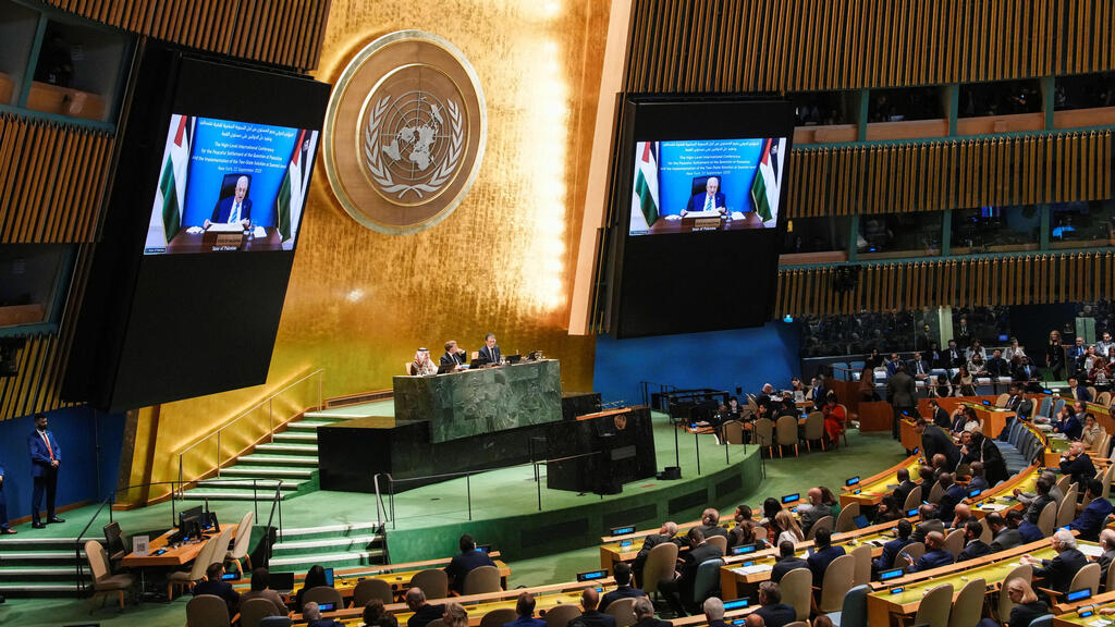 אבו מאזן נואם מרחוק בעצרת באו"ם (צילום: REUTERS/Eduardo Munoz) אבו מאזן נואם מרחוק באו"ם בעצרת בה הכירה צרפת ב מדינה פלסטינית 23.9.25