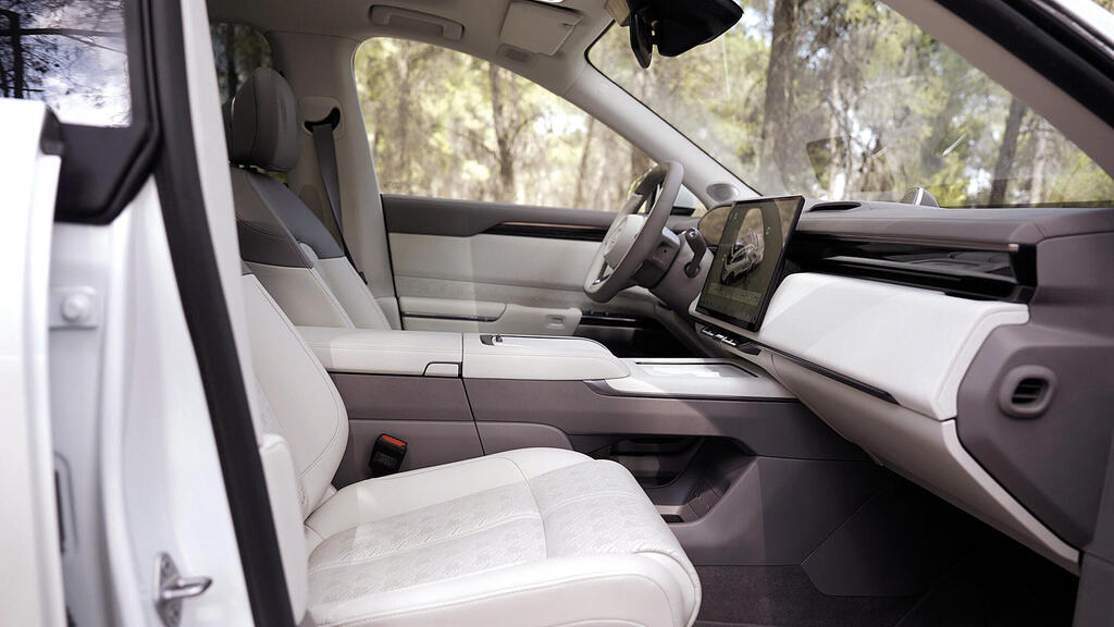 רכב זיקר RANGE LONG X7 בפנים