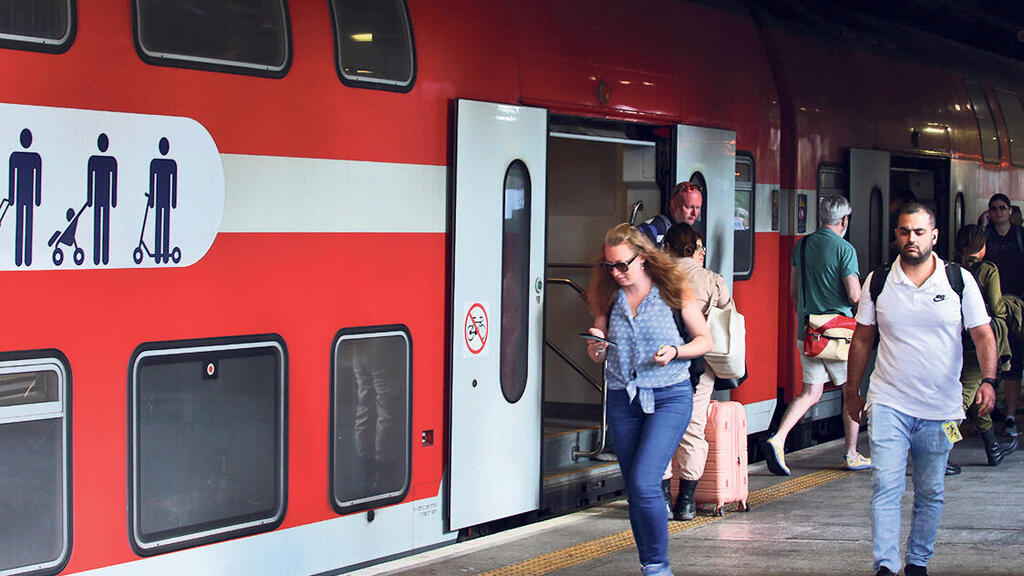 רכבת ישראל (צילום: ריאן פרויס) נוסעים ב רכבת ישראל