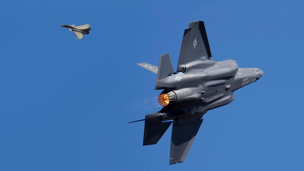 האחד פשוט פונה חד יותר מהשני. F35 וראפאל (צילום: AP/התמונה עובדה באמצעות AI) הקברניט ראפאל נאט"ו קרב אוויר